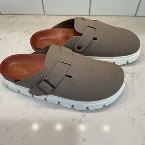 MIA Women’s Geneva Gray Slip-On Loafers / Clogs